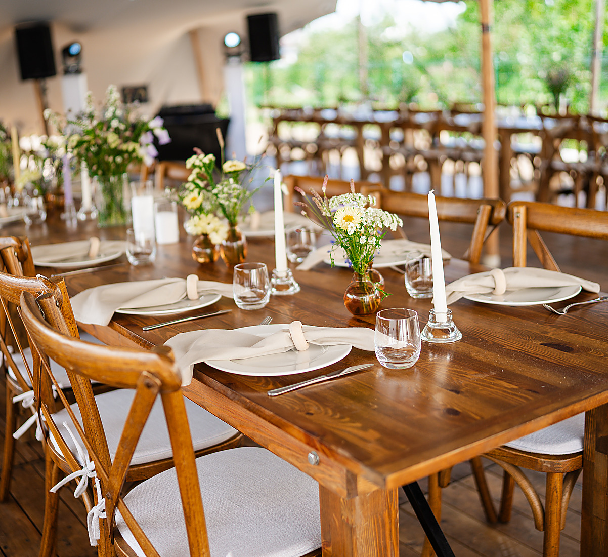 Detail prestretia stola s poľnými kvetmi, fine dining catering Daniel Širota
