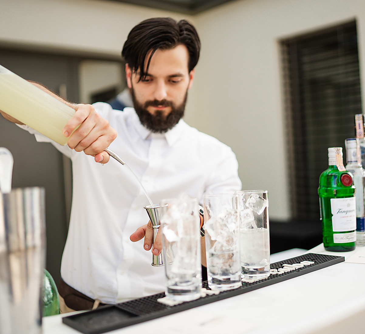 Barman pripravuje kokteil na evente, catering Daniel Širota