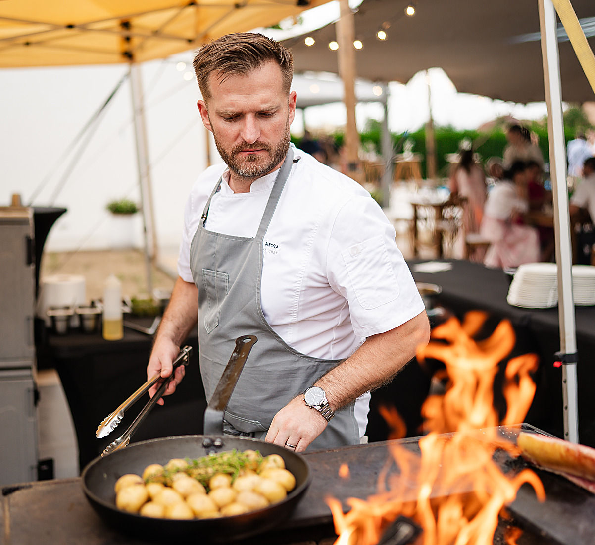 Šéfkuchár varí v panvici na otvorenom ohni, catering Daniel Širota