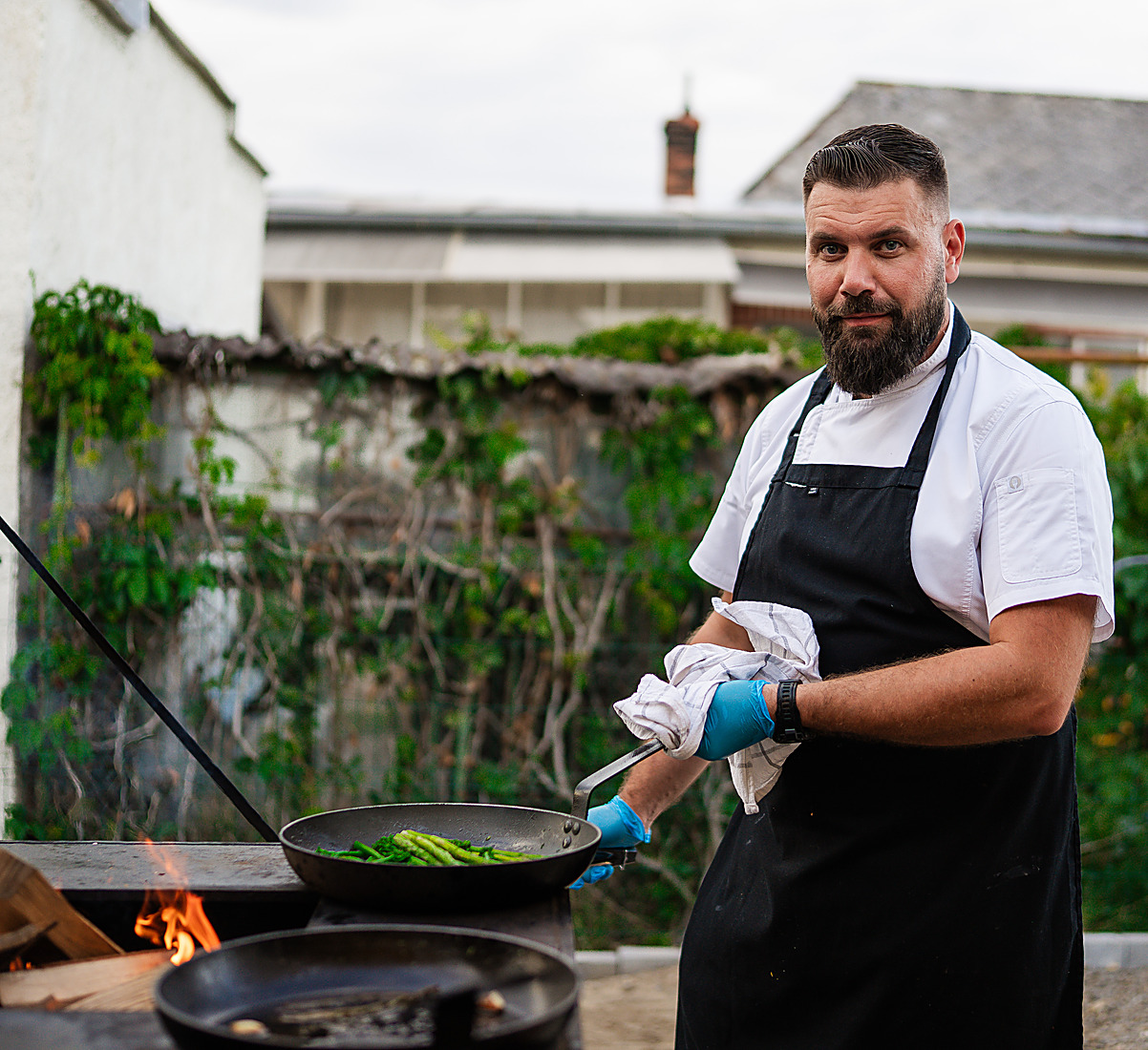 Šéfkuchár s panvicou pri vonkajšej kuchyni, catering Daniel Širota