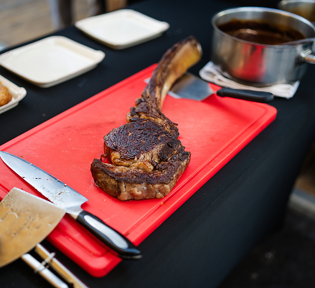 Naservírovaný tomahawk steak s omáčkou, fine dining catering Daniel Širota