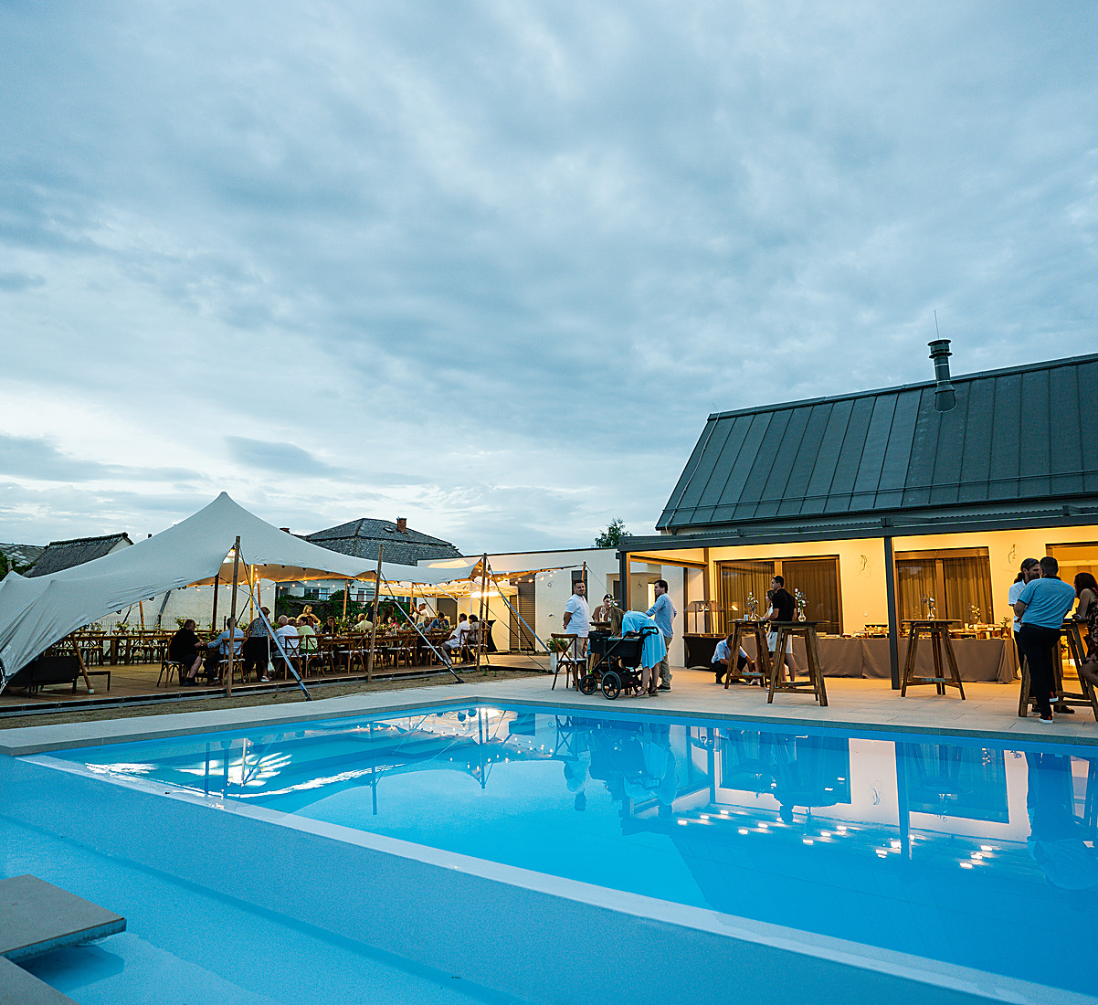 Eventový stan a bazén za súmraku so svetlami, catering Daniel Širota