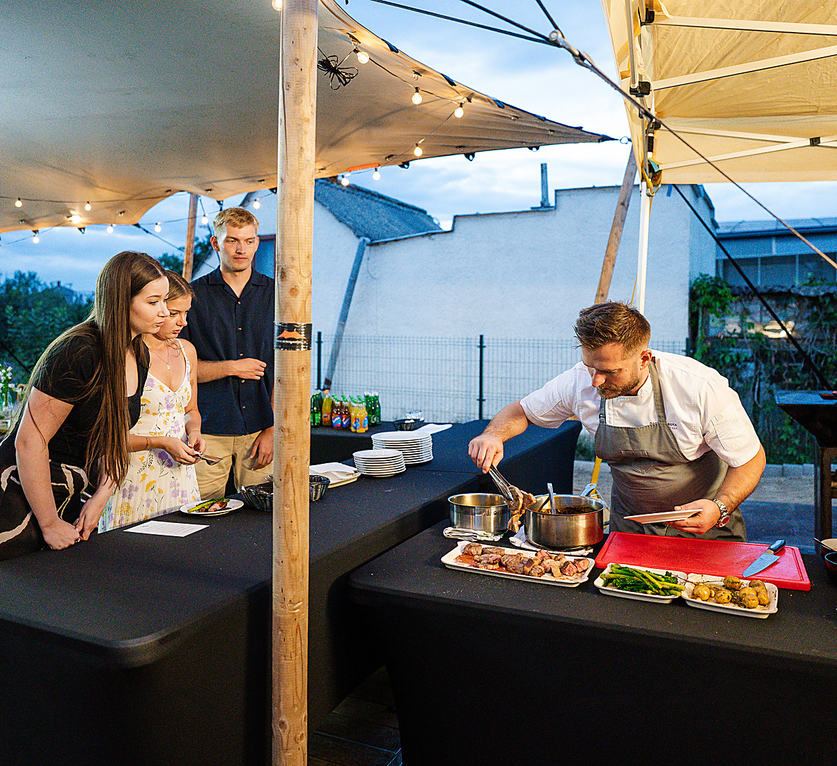 Šéfkuchár pri live cooking stanici počas eventu, Daniel Širota