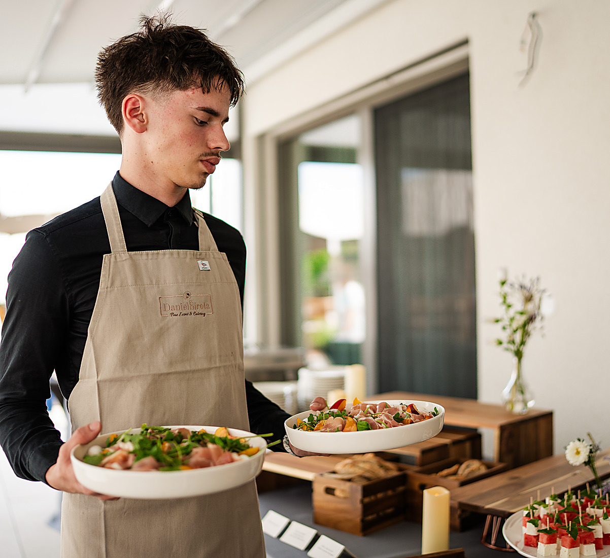 Obsluha servíruje misu s jedlom hosťom, catering Daniel Širota