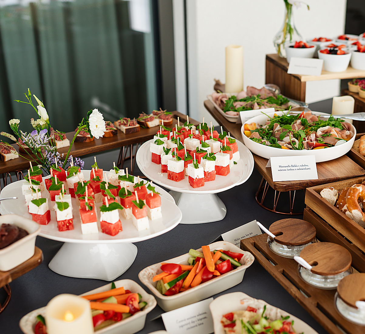 Rautové občerstvenie s caprese a syrmi na dreve, catering Daniel Širota